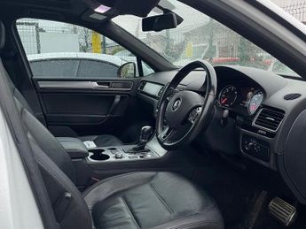 VOLKSWAGEN TOUAREG 3.0 TDI V6 BlueMotion Tech R-Line SUV 5dr Diesel Tiptronic 4WD E