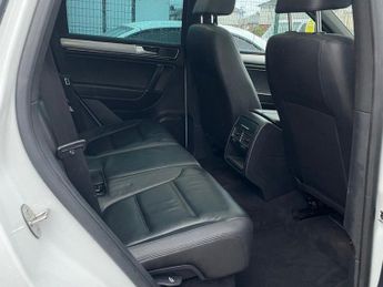 VOLKSWAGEN TOUAREG 3.0 TDI V6 BlueMotion Tech R-Line SUV 5dr Diesel Tiptronic 4WD E