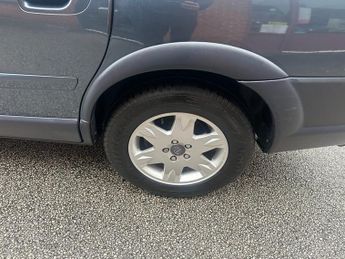 VOLVO XC70 2.4 D5 SE Estate 5dr Diesel Geartronic AWD (224 g/km, 185 bhp)