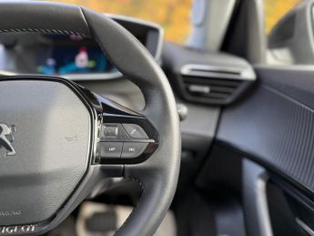 PEUGEOT E-2008 50kWh Allure Premium SUV 5dr Electric Auto (136 ps)