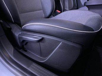 RENAULT CLIO 1.6 E-TECH techno Hatchback 5dr Petrol Hybrid Auto Euro 6 (s/s) 