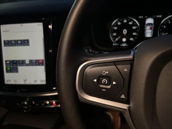 VOLVO V60 2.0 B3 MHEV Momentum Estate 5dr Petrol Hybrid DCT Auto Euro 6 (s