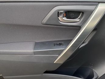 TOYOTA AURIS 1.6 V-Matic Icon Hatchback 5dr Petrol Multidrive S Euro 5 (132 p