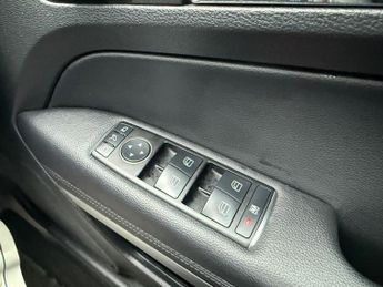 MERCEDES-BENZ E-CLASS 5.5 E500 V8 Sport Cabriolet 2dr Petrol G-Tronic Euro 5 (387 ps)