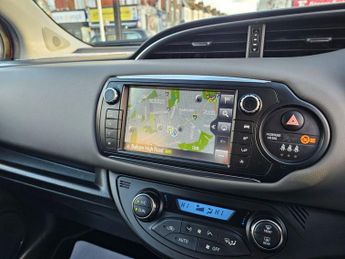 TOYOTA YARIS AUTOMATIC 1.5 VVT-h Design Hatchback 5dr Petrol Hybrid E-CVT Eur