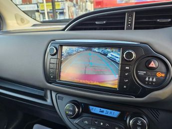 TOYOTA YARIS AUTOMATIC 1.5 VVT-h Design Hatchback 5dr Petrol Hybrid E-CVT Eur