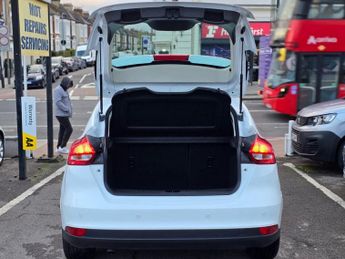 FORD FOCUS AUTOMATIC 1.0T EcoBoost Titanium Hatchback 5dr Petrol Auto Euro 