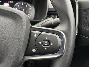 VOLVO XC40 2.0 B4 MHEV R-Design SUV 5dr Petrol Hybrid DCT Auto Euro 6 (s/s)