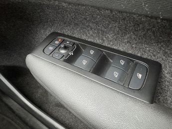 VOLVO XC40 2.0 B4 MHEV R-Design SUV 5dr Petrol Hybrid DCT Auto Euro 6 (s/s)