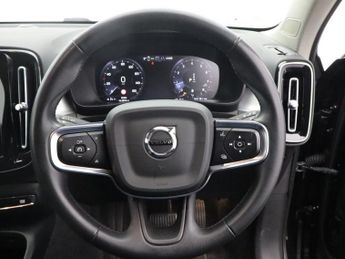 VOLVO XC40 2.0 B4 MHEV Momentum SUV 5dr Petrol Hybrid Auto Euro 6 (s/s) (19