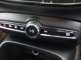 VOLVO XC40 2.0 B4 MHEV Momentum SUV 5dr Petrol Hybrid Auto Euro 6 (s/s) (19