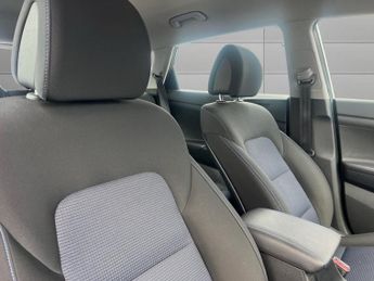 HYUNDAI TUCSON 2.0 CRDi SE Nav SUV 5dr Diesel Auto 4WD Euro 6 (136 ps)