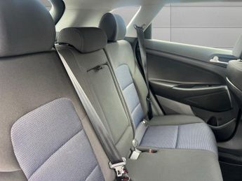 HYUNDAI TUCSON 2.0 CRDi SE Nav SUV 5dr Diesel Auto 4WD Euro 6 (136 ps)