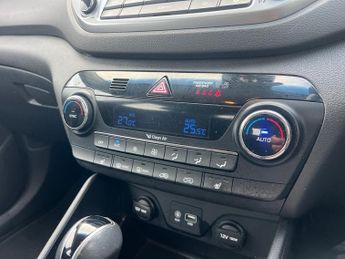 HYUNDAI TUCSON 2.0 CRDi SE Nav SUV 5dr Diesel Auto 4WD Euro 6 (136 ps)