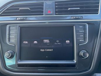 VOLKSWAGEN TIGUAN 2.0 TDI BlueMotion Tech SE Navigation SUV 5dr Diesel DSG 4Motion