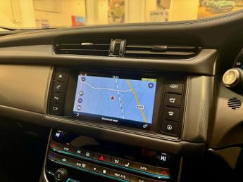 JAGUAR XF 2.0d Portfolio Saloon 4dr Diesel Auto AWD Euro 6 (s/s) (180 ps)