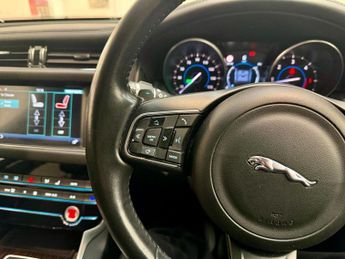 JAGUAR XF 2.0d Portfolio Saloon 4dr Diesel Auto AWD Euro 6 (s/s) (180 ps)