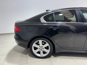 JAGUAR XE 2.0i Portfolio Saloon 4dr Petrol Auto AWD Euro 6 (s/s) (250 ps)