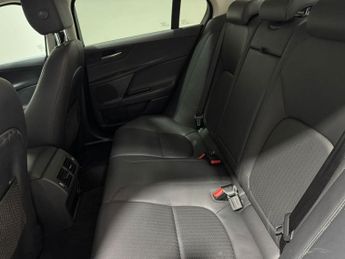 JAGUAR XE 2.0i Portfolio Saloon 4dr Petrol Auto AWD Euro 6 (s/s) (250 ps)