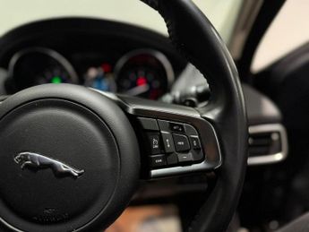 JAGUAR XE 2.0i Portfolio Saloon 4dr Petrol Auto AWD Euro 6 (s/s) (250 ps)