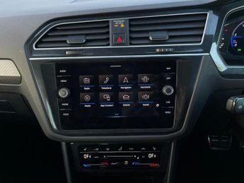 VOLKSWAGEN TIGUAN 2.0 TDI R-Line SUV 5dr Diesel DSG 4Motion Euro 6 (s/s) (150 ps)