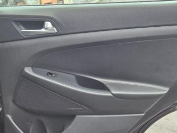 HYUNDAI TUCSON 2.0 CRDi SE Nav SUV 5dr Diesel Auto 4WD Euro 6 (136 ps)