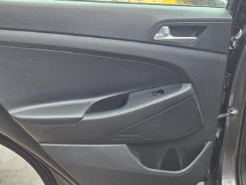 HYUNDAI TUCSON 2.0 CRDi SE Nav SUV 5dr Diesel Auto 4WD Euro 6 (136 ps)