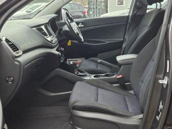 HYUNDAI TUCSON 2.0 CRDi SE Nav SUV 5dr Diesel Auto 4WD Euro 6 (136 ps)