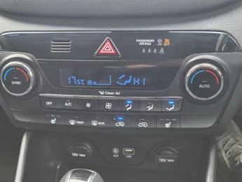 HYUNDAI TUCSON 2.0 CRDi SE Nav SUV 5dr Diesel Auto 4WD Euro 6 (136 ps)