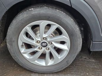 HYUNDAI TUCSON 2.0 CRDi SE Nav SUV 5dr Diesel Auto 4WD Euro 6 (136 ps)