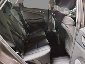 HYUNDAI TUCSON 2.0 CRDi SE Nav SUV 5dr Diesel Auto 4WD Euro 6 (136 ps)