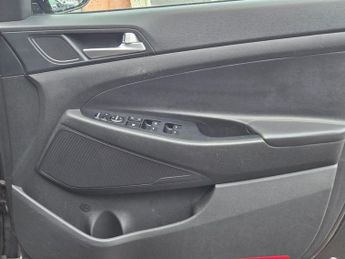 HYUNDAI TUCSON 2.0 CRDi SE Nav SUV 5dr Diesel Auto 4WD Euro 6 (136 ps)