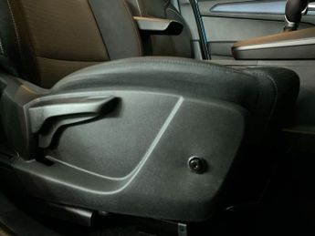 RENAULT ARKANA 1.6 E-TECH Iconic SUV 5dr Petrol Hybrid Auto 2WD Euro 6 (s/s) (1