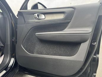 VOLVO XC40 1.5 T3 Inscription Pro SUV 5dr Petrol Auto Euro 6 (s/s) (163 ps)