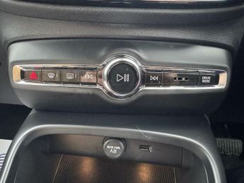 VOLVO XC40 1.5 T3 Inscription Pro SUV 5dr Petrol Auto Euro 6 (s/s) (163 ps)