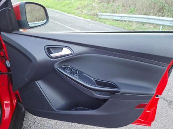 FORD FOCUS 1.6 Zetec Hatchback 5dr Petrol Powershift Euro 5 (125 ps)