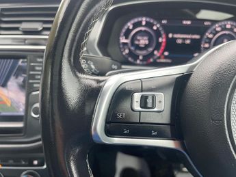 VOLKSWAGEN TIGUAN 2.0 TDI BlueMotion Tech R-Line SUV 5dr Diesel DSG 4Motion Euro 6
