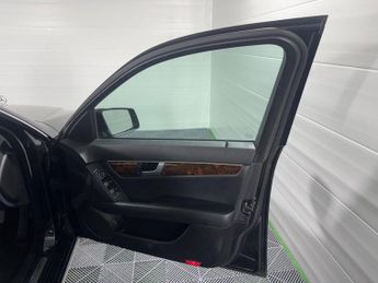 MERCEDES-BENZ C-CLASS 2.1 C200 CDI BlueEfficiency Elegance Saloon 4dr Diesel G-Tronic+