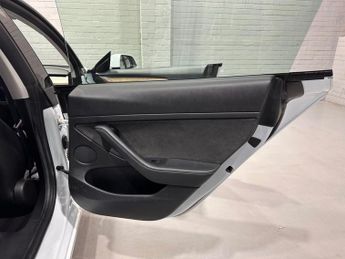 TESLA Model 3 Standard Range Plus Saloon 4dr Electric Auto RWD (241 bhp)