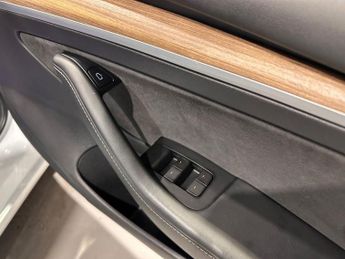 TESLA Model 3 Standard Range Plus Saloon 4dr Electric Auto RWD (241 bhp)