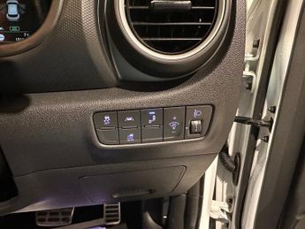HYUNDAI KONA 64kWh Premium SUV 5dr Electric Auto (10.5kW Charger) (204 ps)
