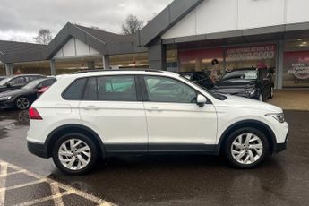 VOLKSWAGEN TIGUAN 1.5 TSI Life SUV 5dr Petrol DSG Euro 6 (s/s) (150 ps) Front  / R