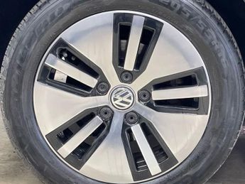 VOLKSWAGEN E-GOLF 35.8kWh e-Golf Hatchback 5dr Electric Auto (136 ps)