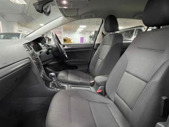 VOLKSWAGEN E-GOLF 35.8kWh e-Golf Hatchback 5dr Electric Auto (136 ps)