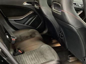 MERCEDES-BENZ 180 2.1 GLA220d AMG Line (Premium Plus) SUV 5dr Diesel 7G-DCT 4MATIC