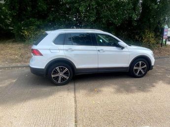 VOLKSWAGEN TIGUAN 2.0 TDI BlueMotion Tech SE Navigation SUV 5dr Diesel DSG 4Motion