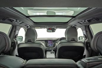 VOLVO XC60 2.0h T6 Recharge 11.6kWh R-Design SUV 5dr Petrol Plug-in Hybrid 