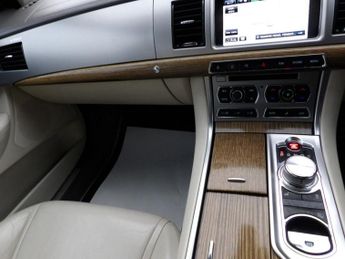 JAGUAR XF 2.2d Premium Luxury Saloon 4dr Diesel Auto Euro 5 (s/s) (200 ps)