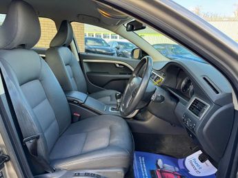 VOLVO V70 2.4 D5 SE Estate 5dr Diesel Manual Euro 4 (185 ps)