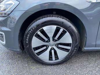 VOLKSWAGEN E-GOLF 35.8kWh e-Golf Hatchback 5dr Electric Auto (136 ps)